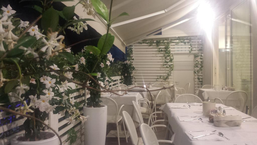 Hotel Ermeti B&B Brunch Riccione Exterior foto